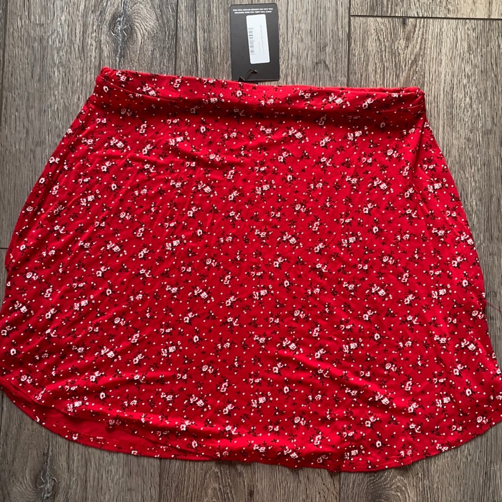 PRETTY LITTLE THING FLORAL SKATER SKIRT